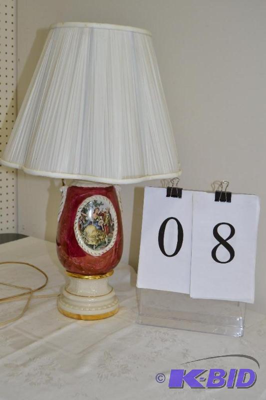 lot 8 image: Lamp