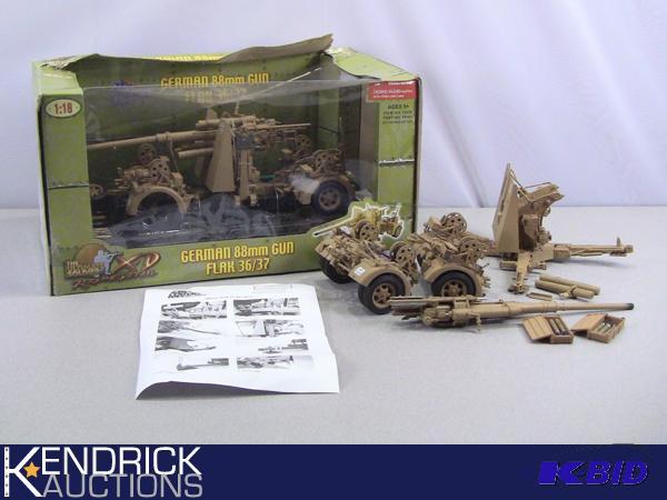 lot 104 image: 2 Ultimate Soldier Model Gunner Kits 118 Scale