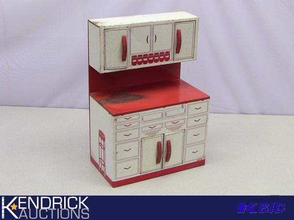 lot 106 image: Vintage Wolverine Tin Toy Kitchenette