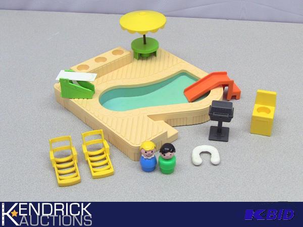 lot 118 image: COMPLETE Vintage Fisher Price Little People Swimming Pool #2526