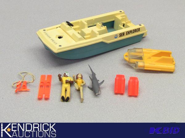lot 120 image: COMPLETE Vintage Fisher Price Adventure People and Their Sea Explorer #310