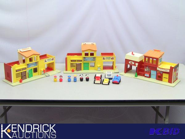 lot 121 image: Vintage Fisher Price Town Set and Accessories
