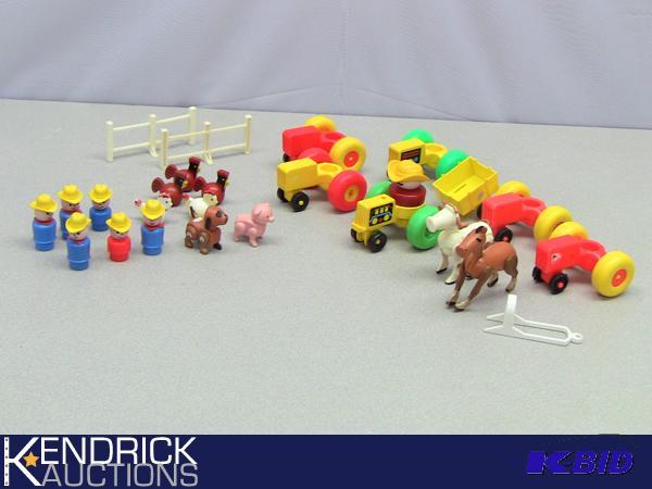 lot 124 image: Mixed Lot of Vintage Fisher Price Barn & Farm Accessories