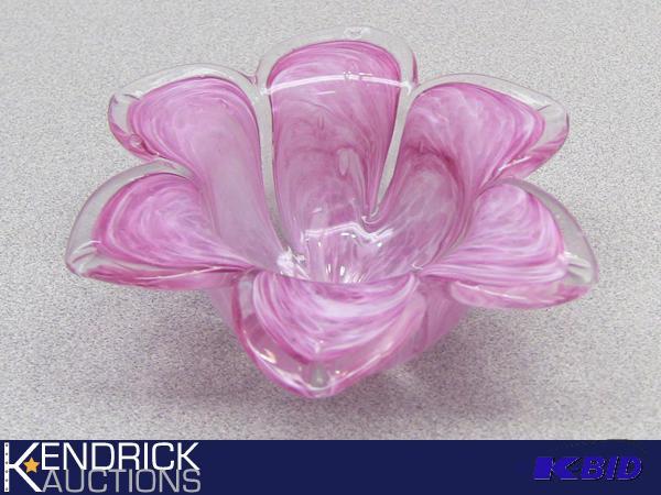 lot 138 image: Vintage Art Glass Floral Bowl