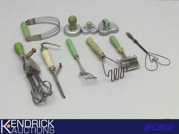 lot 141 image: Vintage Lot of Wooden Handle Kitchen Utensils