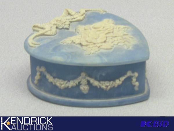 lot 73 image: Vintage Incolay Stone Heart Shaped Box