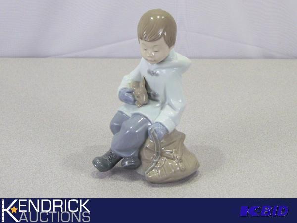 lot 80 image: Lladro Boy Resting on Excursion #2001037