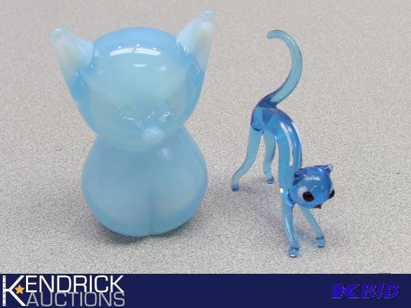 lot 84 image: Vintage Art Glass Mint Condition Cat Figure and Paperweight