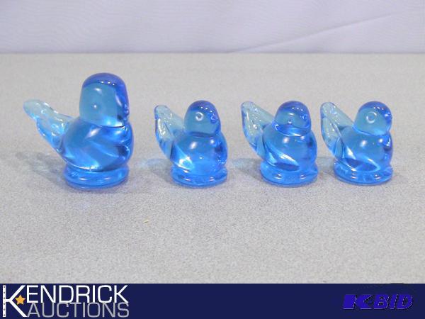 lot 85 image: Vintage Mint Condition Lot of Bird Art Glass Figures