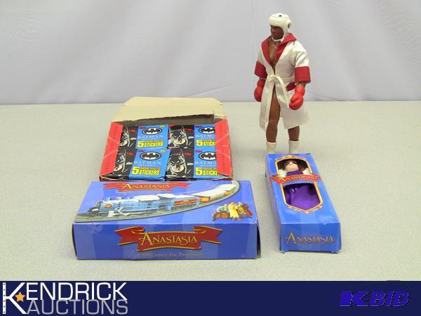 lot 91 image: Various Lot of Vintage Collectible Figures and Cards