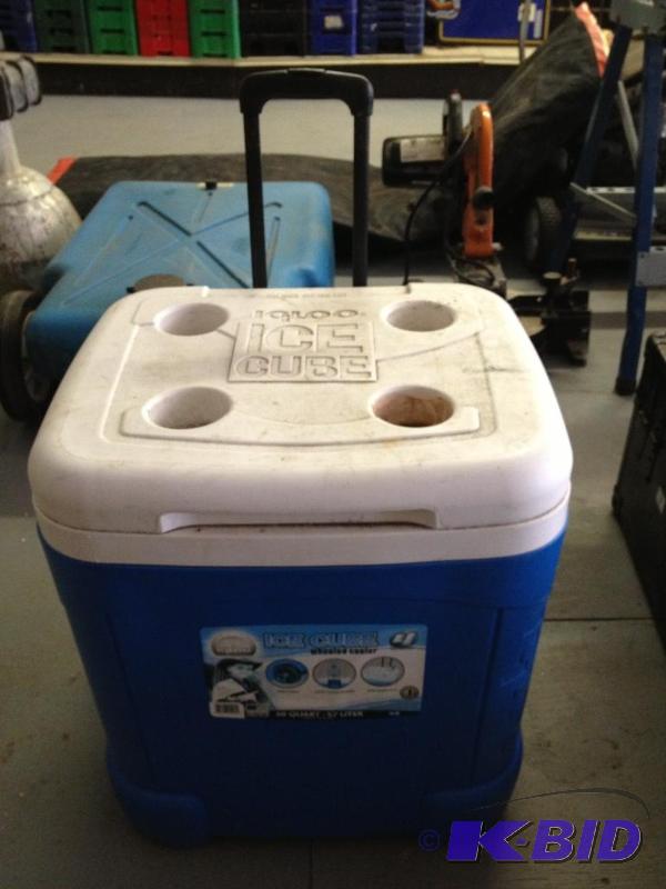 lot 14 image: Igloo Ice Cube Wheeled Cooler
