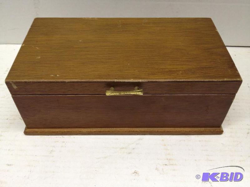 lot 30 image: Jewelry Box