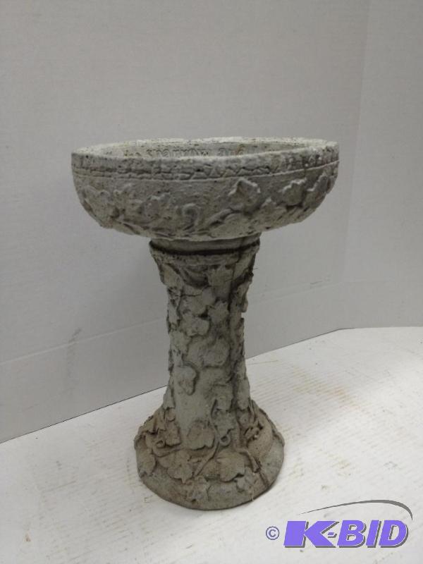 lot 33 image: Bird Bath