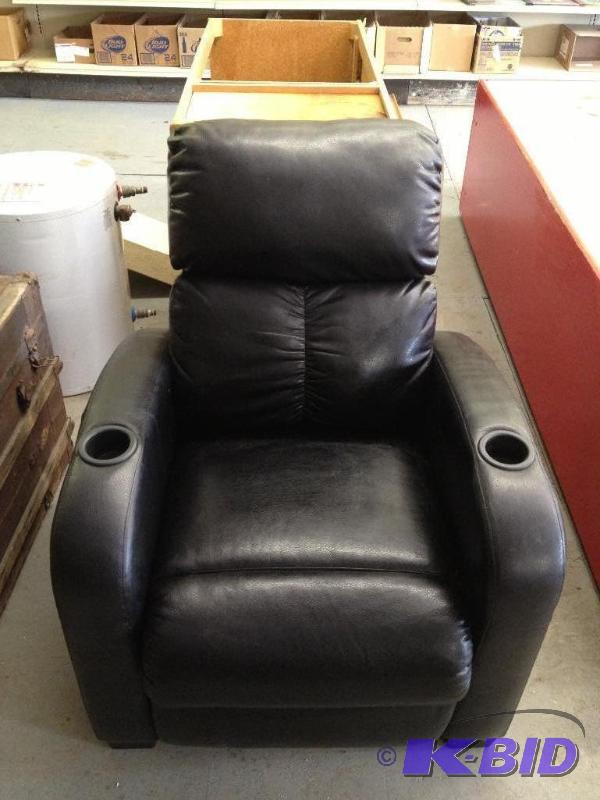lot 6 image: Like New Recliner