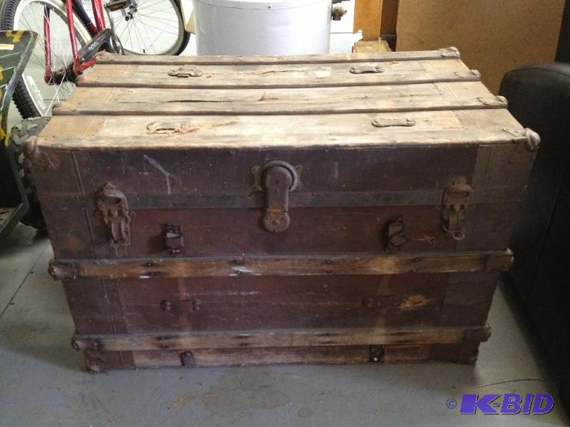 lot 7 image: Antique Travel Trunk