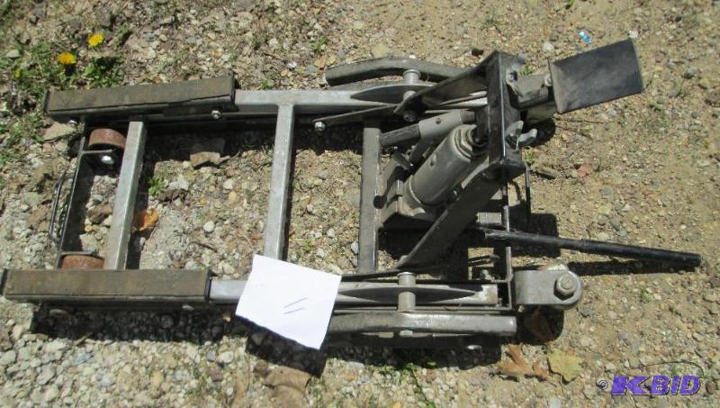 lot 11 image: ATV or motorcycle lift, 1200 lb cap...
