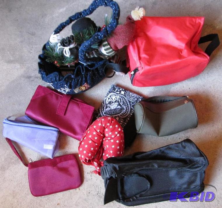 lot 119 image: Miscellaneous small bags and clutch...