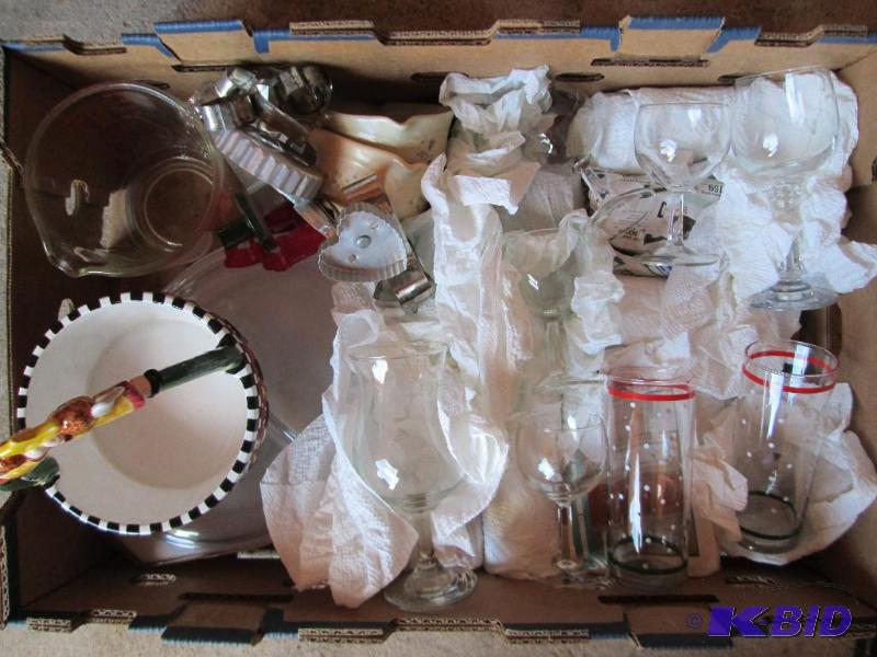 lot 120 image: Miscellaneous glassware and glass b...