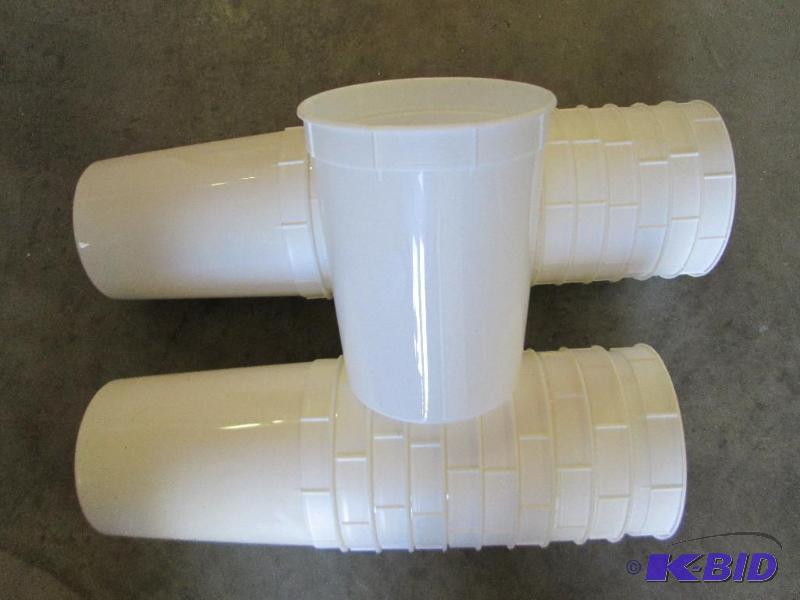 lot 138 image: Lot of approximately 25 plastic buc...