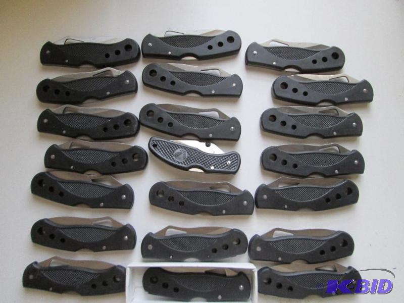 lot 142 image: Lot of 21 pocket knives, great for ...