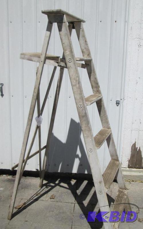 lot 26 image: Folding wood step ladder stands app...