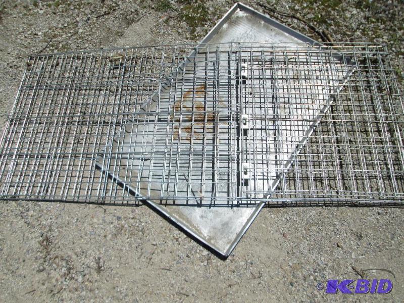 lot 36 image: Collapsible dog kennel, base is 41 ...