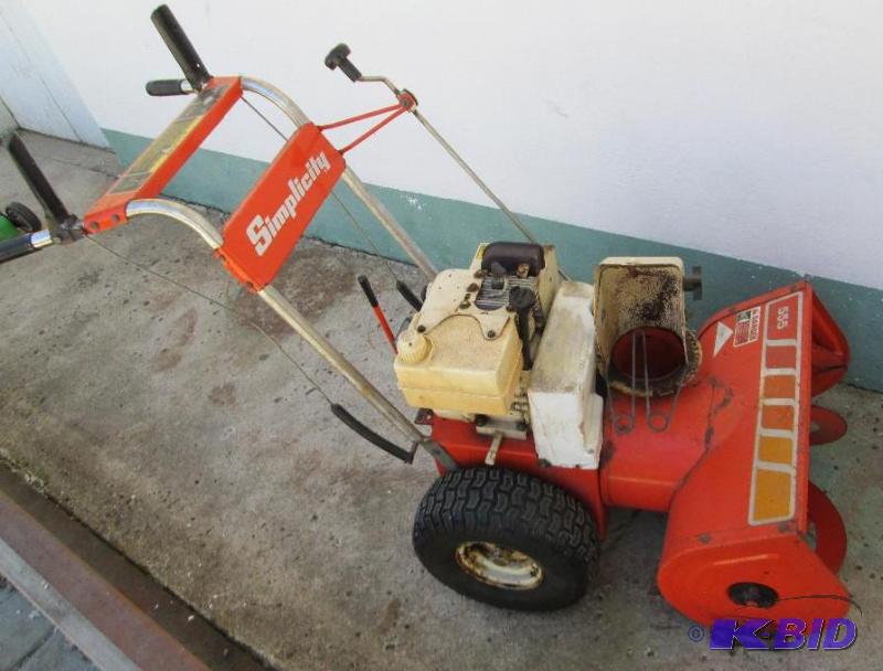 lot 4 image: Snowblower, Simplicity 22 inch acro...