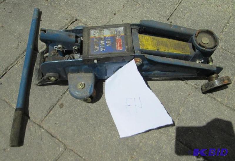 lot 43 image: 2 Ton hydraulic floor jack...