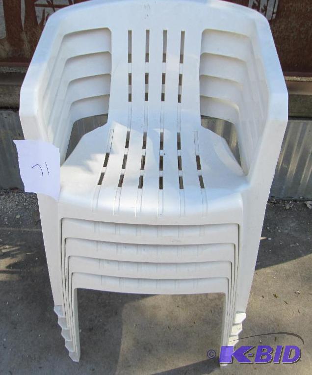 lot 71 image: Lot of 5 stacking patio chairs...