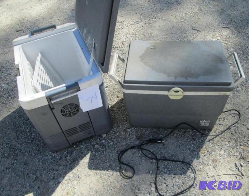 lot 74 image: Igloo cooler pair with car plug pow...