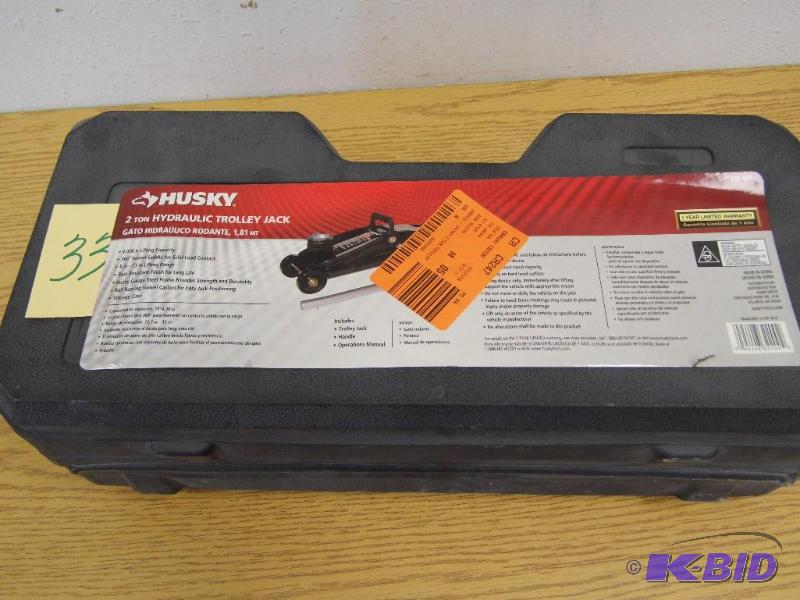 lot 33 image: Husky 2 Ton Hydraulic Jack