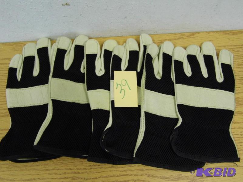 lot 39 image: 3 Pair of Work Gloves
