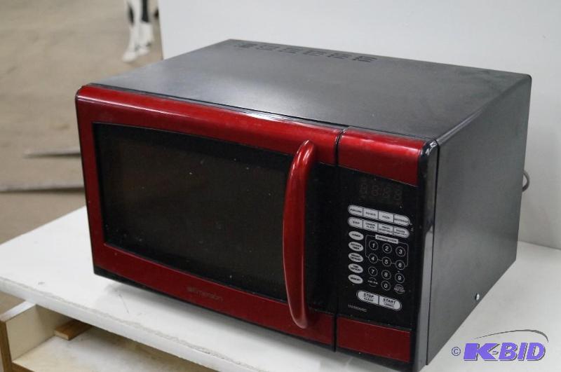 A 900 watt Emerson Microwave....