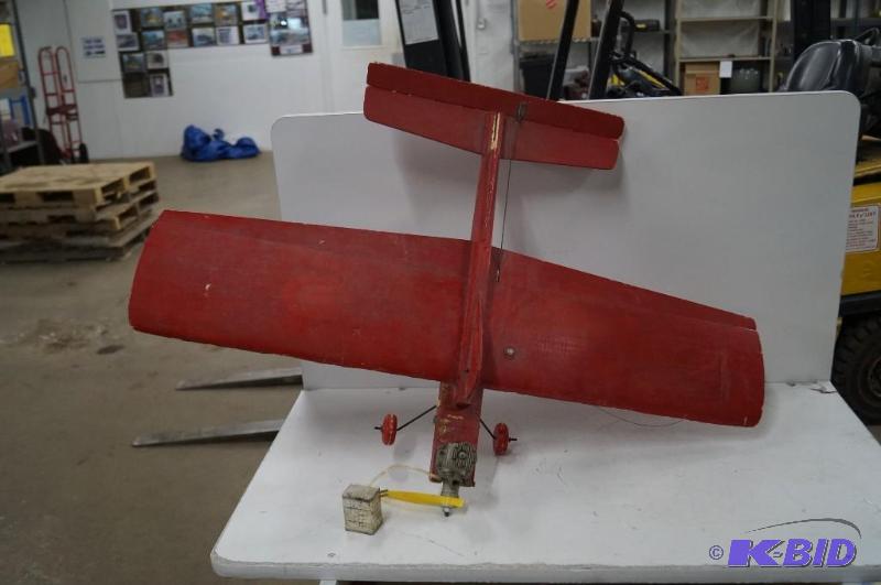 Gas powered model airplane