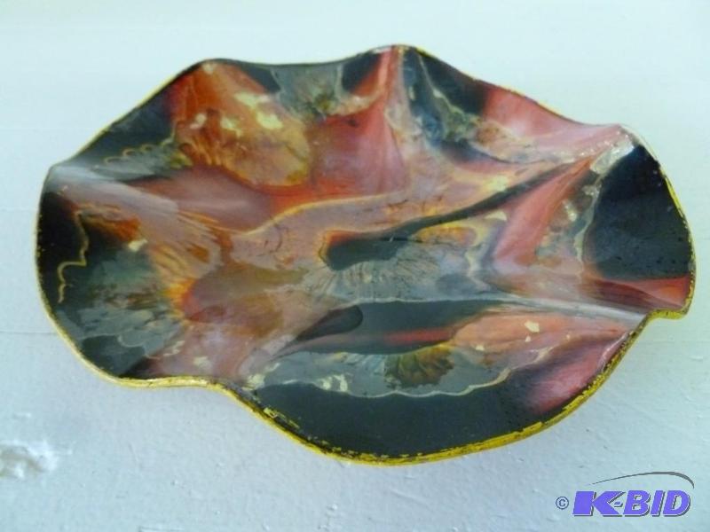 lot 103 image: Decorative ribbon edge plate that m...