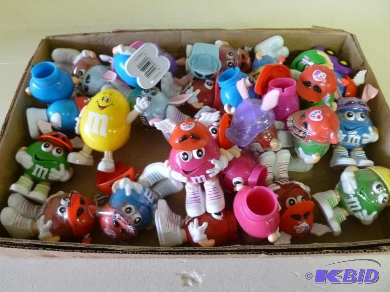 lot 150 image: Large lot of collectible M&ampM pl...