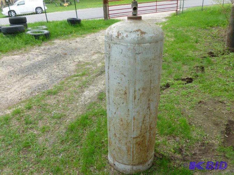 lot 152 image: Large 100 lbs propane cylinder no v...