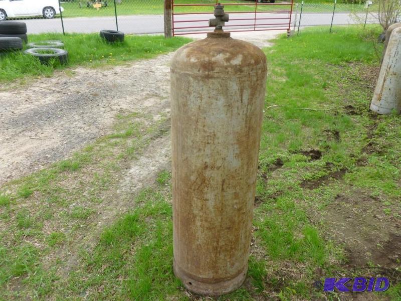 lot 153 image: Large 100 lbs propane cylinder no v...