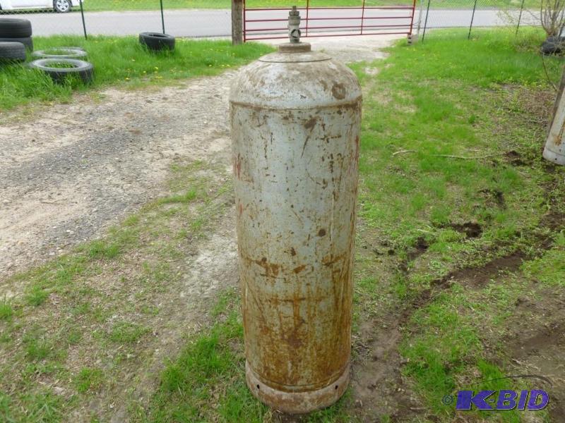 lot 154 image: Large 100 lbs propane cylinder no v...