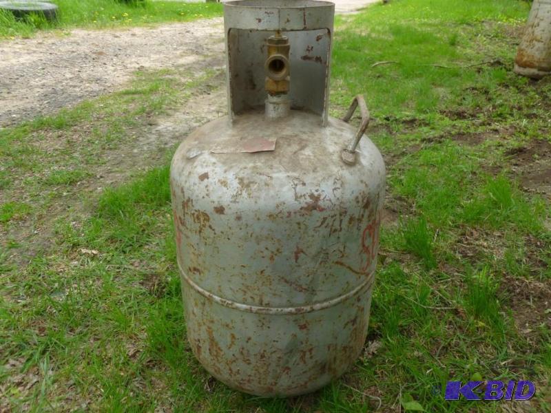 lot 156 image: Heavy duty 20 lbs. propane gas tank...