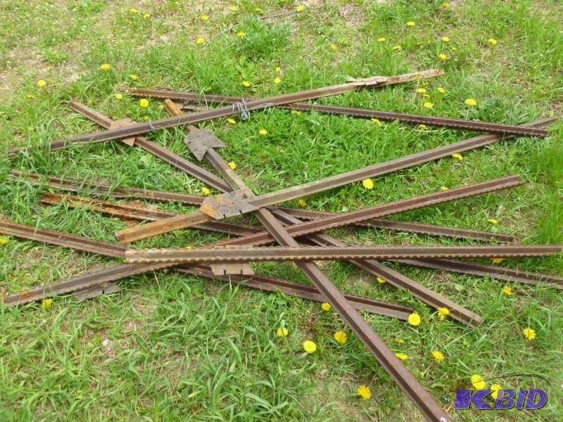 lot 162 image: Lot of 10 heavy duty steel fence po...
