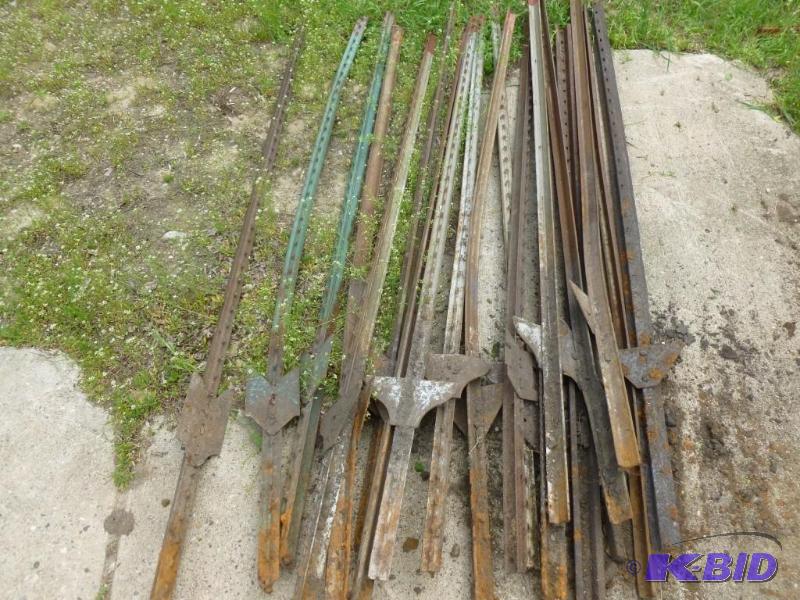 lot 163 image: Lot of 17 heavy duty steel fence po...