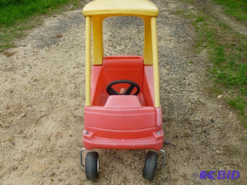 lot 174 image: Little Tikes Cozy Coupe toddler sco...