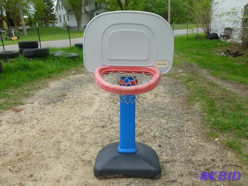 lot 175 image: Little Tikes kids basketball setup,...