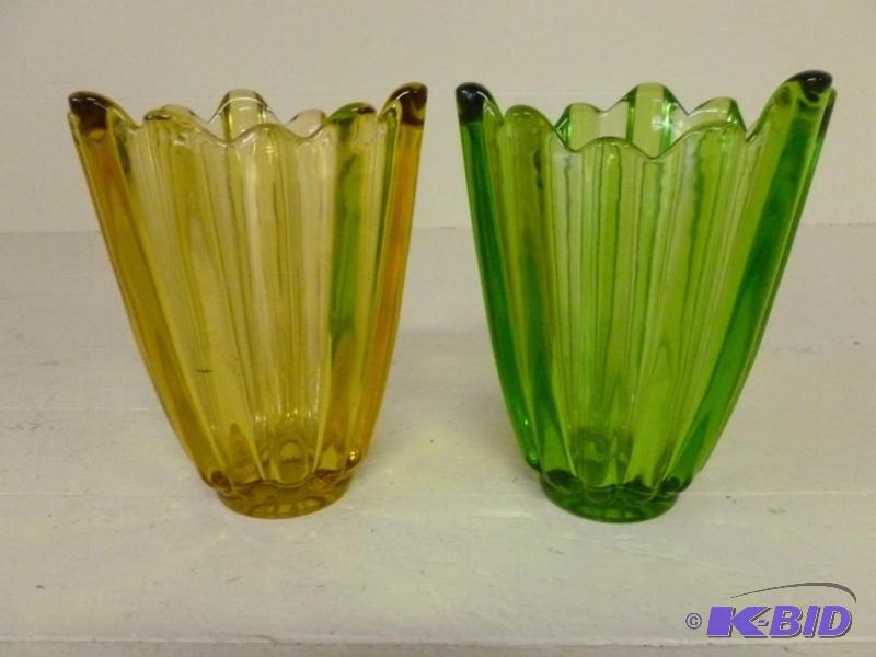 lot 188 image: Lot of two beautiful art glass vase...