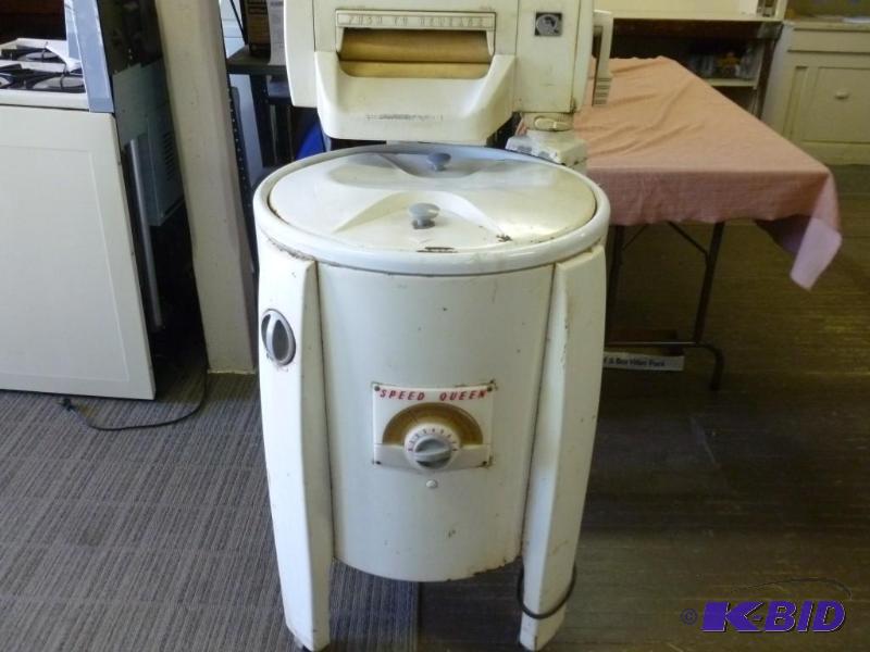 lot 2 image: Vintage Speed Queen electric roller...