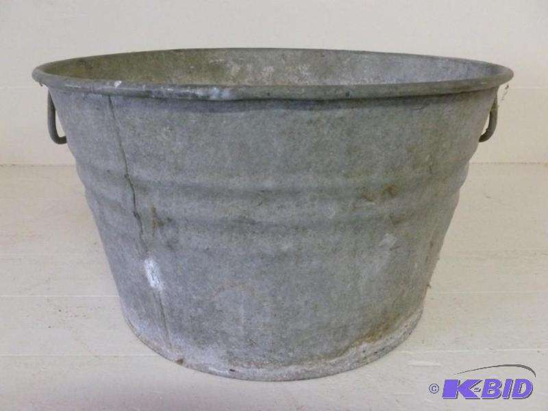 lot 237 image: Vintage galvanized steel wash tub t...