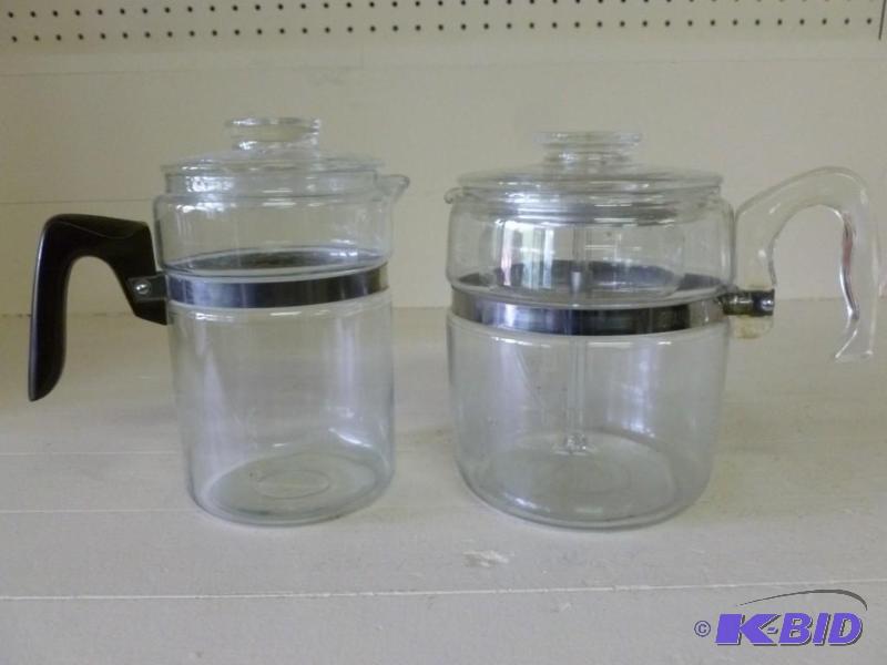 lot 245 image: This lot consists of a Pyrex 9 cup ...