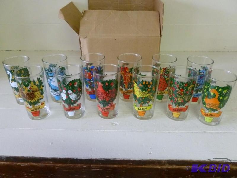 lot 269 image: Collectible 12 days of Christmas gl...