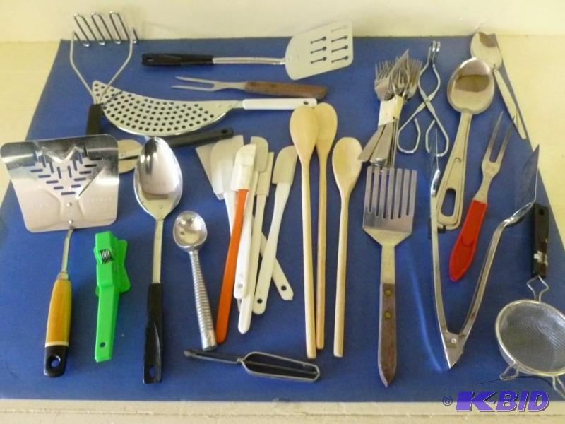 lot 291 image: Large lot of good useable kitchen i...